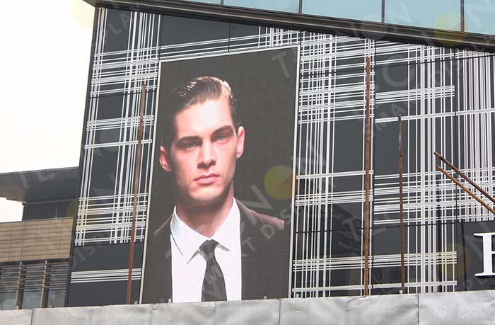 Outdoor LED Advertising Elevates Zegna’s Brand Presence in Beijing