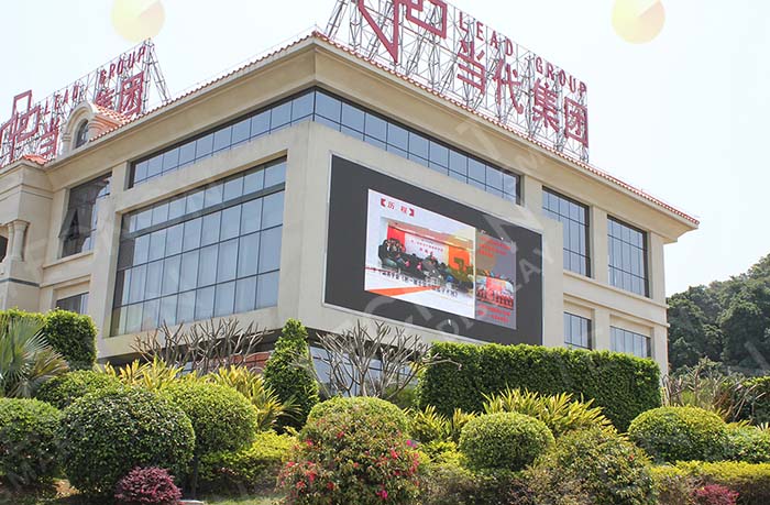 Outdoor LED display screen with high brightness